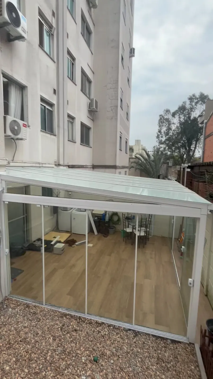 Área de lazer fechada com vidro e telhado de vidro com película jateada