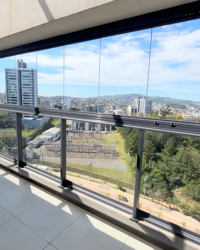 Sacada com sistema Euroglass em vidro incolor e alumínio cinza chumbo, com vista para a cidade